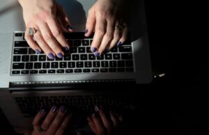 Τεχνητή Νοημοσύνη: Αμφίβολο το «αύριο» των αποφοίτων λόγω της ΑΙ