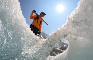 Η κλιματική αλλαγή μετατρέπει τους παγετώνες των Άλπεων σε “ελβετικό τυρί”