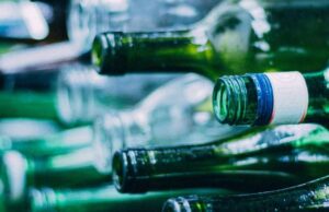 Τα γυάλινα μπουκάλια περιέχουν περισσότερα μικροπλαστικά, προειδοποιούν οι ειδικοί – Πώς εξηγείται