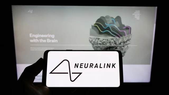 Επενδυτές έδωσαν 650 εκατ. δολάρια στη Neuralink του Ελον Μασκ που υπόσχεται σύνδεση βιολογικής και τεχνητής νοημοσύνης