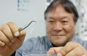 Ιαπωνία: Επιστήμονες δημιούργησαν πλαστικό που διαλύεται εντός ωρών στη θάλασσα