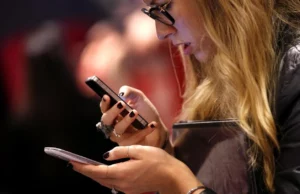 Ειδικοί εντόπισαν το επικίνδυνο παράσιτο που απειλεί την ανθρωπότητα, είναι το… κινητό τηλέφωνο