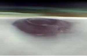 Γιγάντιο ηφαίστειο του Άρη ξεπροβάλει πάνω από τον ουρανό του Άρη και ποζάρει στο φακό δορυφόρου (βίντεο)