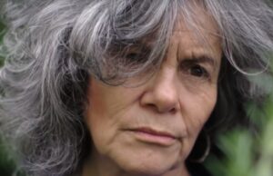 Η γυναίκα που έμαθε τη γλώσσα των πιθήκων μεγαλώνοντας μαζί τους αποκαλύπτει: «Επικοινωνούν ξεκάθαρα μεταξύ τους»