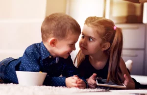 Από τον έξυπνο «μεγάλο» στον επαναστάτη «μικρό» αδερφό – Πώς διαμορφώνει η σειρά γέννησης την προσωπικότητα