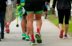 Πόσο πρέπει να περπατάμε ημερησίως; Νέα μελέτη καταρρίπτει τον μύθο των 10.000 βημάτων