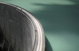 Τα φράγματα σε όλο τον κόσμο συγκρατούν τόσο πολύ νερό που έχουν μετατοπίσει τους πόλους της Γης