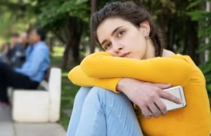 Τα έφηβα κορίτσια είναι η πιο μοναχική ομάδα στον κόσμο, σύμφωνα με νέα μελέτη του ΠΟΥ