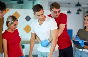 Πνιγμός: Πώς γίνεται η λαβή Χάιμλιχ που έχει σώσει πάνω από 100.000 ζωές – Δείτε βίντεο