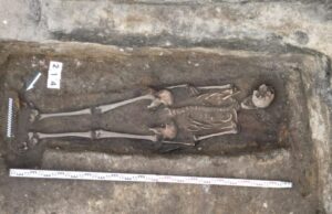 Ο «Λανσελότ» του Γκντανσκ: Μεσαιωνικός τάφος ιππότη βρέθηκε κάτω από παγωτατζίδικο