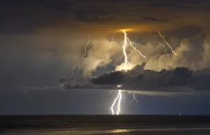 Παγκόσμιος Μετεωρολογικός Οργανισμός: Πόσα χιλιόμετρα κάλυψε η μεγαλύτερη αστραπή που έχει καταγραφεί