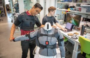 Ρομποτικό γιλέκο από το Χάρβαρντ δίνει ελπίδα για όσους πάσχουν από εγκεφαλικό ή ELA