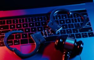 Στον εισαγγελέα και οι χρήστες πειρατικού οπτικοακουστικού περιεχομένου – Ποιες οι ποινές για την παράνομη χρήση