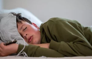 Νέα μελέτη διαπιστώνει σύνδεση μεταξύ προβλημάτων ύπνου και αυτοτραυματισμού στην εφηβεία