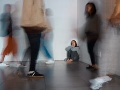 Η «κατάρα» της μέσης ηλικίας (επιτέλους) αμφισβητείται – Κάτι τρέχει όμως με τους νέους