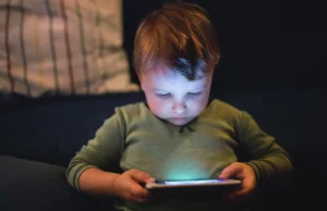 Τι παθαίνει τελικά ο εγκέφαλος των παιδιών όταν μένουν πολλή ώρα μπροστά στην οθόνη;
