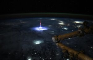 «Γιγάντιος πίδακας»: Σπάνιο είδος πελώριου κεραυνού καταγράφηκε από το Διάστημα