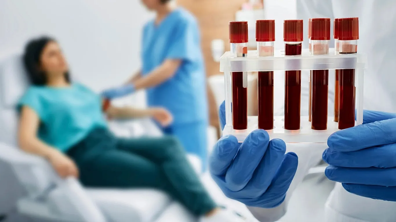 Αυτή η απλή εξέταση αίματος θα μπορούσε να φέρει επανάσταση στη διάγνωση του Αλτσχάιμερ