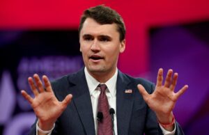 Η τεχνητή νοημοσύνη «συγγραφέας» πλήθος βιβλίων για τον Τσάρλι Κερκ λίγη ώρα μετά τη δολοφονία του προκαλώντας οργή και ερωτηματικά