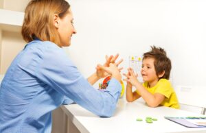 Αυτισμός: Ποια είναι τα πρώτα σημάδια, πώς γίνεται η διάγνωση