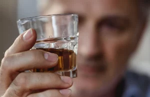 Η κατανάλωση αλκοόλ αυξάνει τον κίνδυνο άνοιας, προειδοποιεί μελέτη