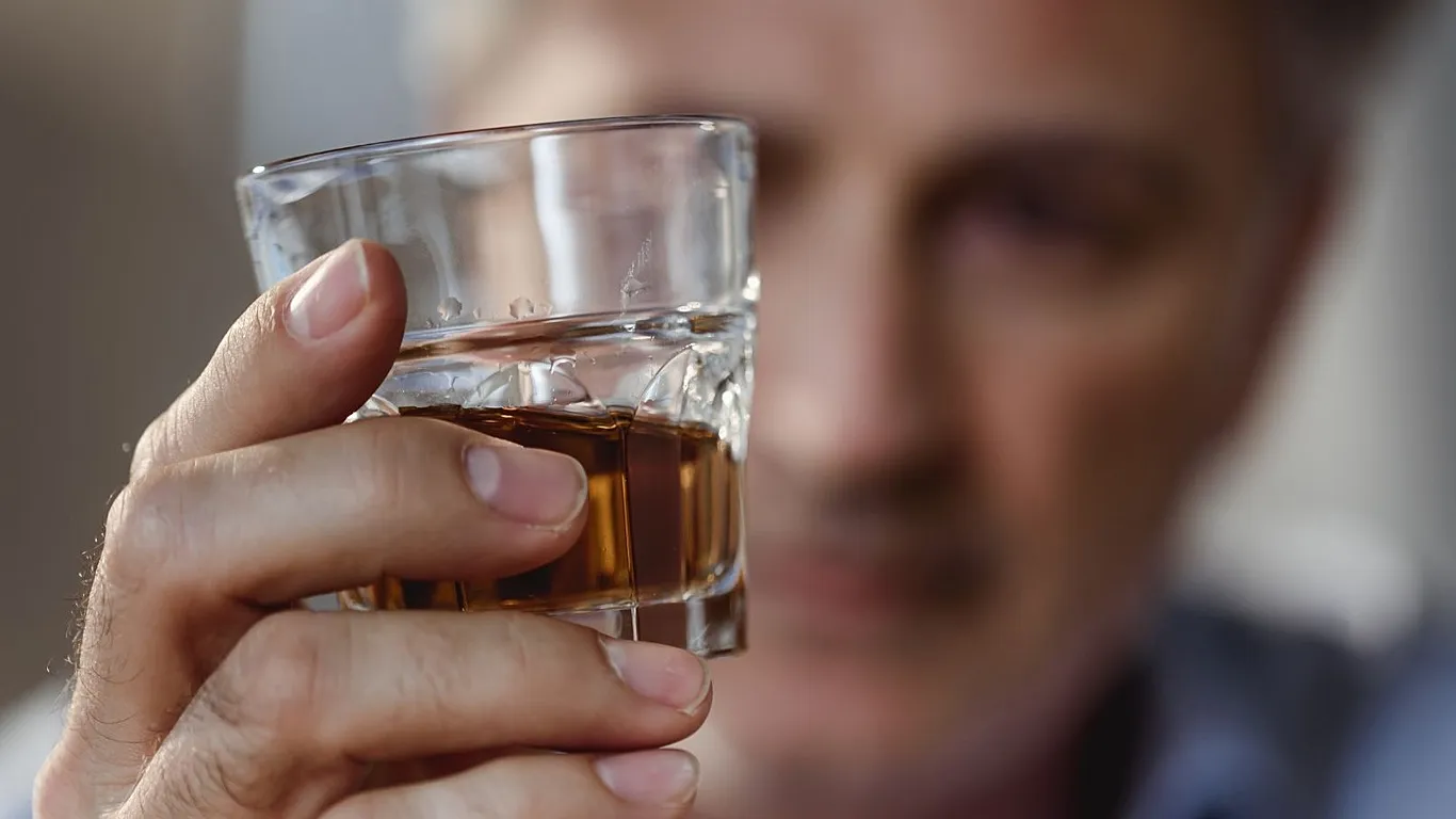 Η κατανάλωση αλκοόλ αυξάνει τον κίνδυνο άνοιας, προειδοποιεί μελέτη
