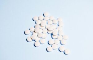 Καρκίνος του παχέος εντέρου: Νέα μελέτη δείχνει πως η ασπιρίνη μειώνει τον κίνδυνο υποτροπής του