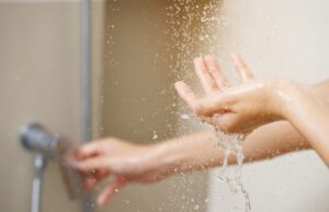 Πρωινό ή βραδινό ντους; Η επιστήμη απαντά (περίπου) στο αιώνιο δίλημμα