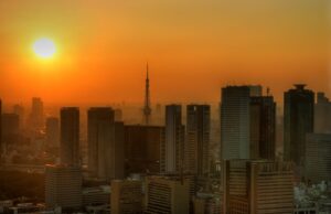 Η γηραιότερη χώρα στον κόσμο αντιμέτωπη με μία θανατηφόρα διπλή κρίση