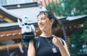 Οι τουρίστες στο Τόκιο κυκλοφορούν με ένα ρομποτ-ξεναγό στον ώμο τους