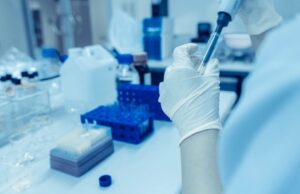 Stratus: Το νέο στέλεχος του Covid που αλλοιώνει τη φωνή