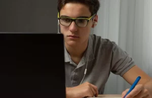 Αυτισμός – Ομιλία: Η αποκαλυπτική μαρτυρία ενός νέου επιστήμονα στο φάσμα, που δεν μιλάει