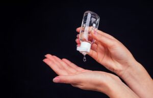 FT: Η ΕΕ μελετά απαγόρευση της αιθανόλης στα απολυμαντικά χεριών λόγω φόβων για αυξημένο κίνδυνο καρκίνου