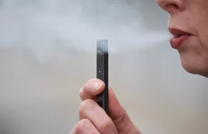 Περισσότεροι από 100 εκατομμύρια άνθρωποι ατμίζουν παγκοσμίως σε ένα “νέο κύμα εξάρτησης από τη νικοτίνη”, λέει ο ΠΟΥ