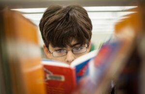 Μυωπία: Ραγδαία αύξηση στα παιδιά λόγω οθονών και τρόπου ζωής από προσχολική ηλικία