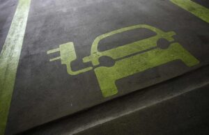 Τα ηλεκτρικά αυτοκίνητα «γεννιούνται» ρυπαντές και εξελίσσονται σε ωφέλιμα στο περιβάλλον δείχνει νέα έρευνα