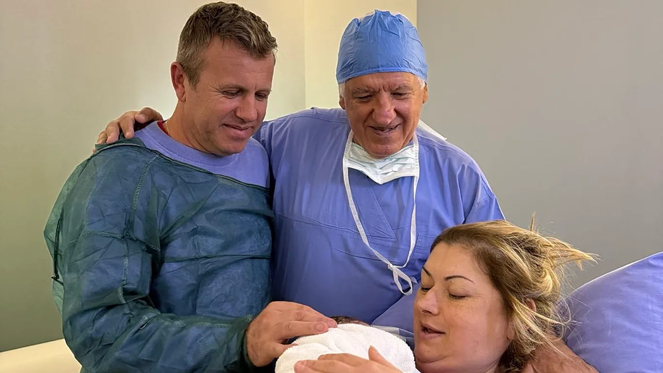 40χρονη γέννησε το δεύτερο παιδί της μετά από μεταμόσχευση ωοθηκικού ιστού