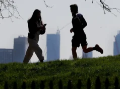 Ένας στους δύο Ευρωπαίους αναβάλλει τη φροντίδα της υγείας του για αργότερα