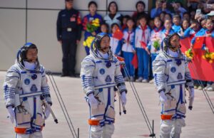 Επέστρεψαν τρεις Κινέζοι αστροναύτες λόγω ζημιάς από διαστημικά συντρόμμια στον Shenzjou