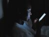 Νυχτερινή χρήση smartphone: Αυξάνει ή μειώνει τον αυτοκτονικό κίνδυνο;
