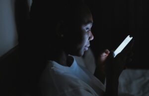Νυχτερινή χρήση smartphone: Αυξάνει ή μειώνει τον αυτοκτονικό κίνδυνο;