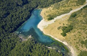 Γιατί οι τουρίστες πρέπει να σκουπίζουν τα παπούτσια τους πριν επισκεφθούν τη «διαυγέστερη λίμνη του κόσμου»