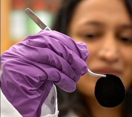 Δημιουργήθηκε ένα ύφασμα με δυνατότητες… μαύρης τρύπας