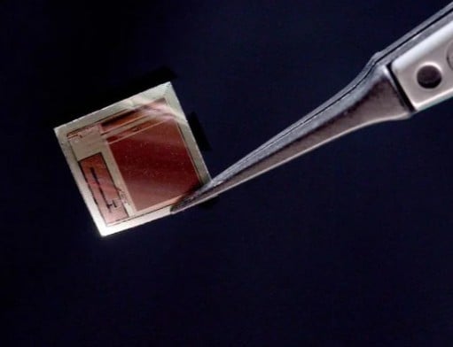 Μικροσκοπικό εμφύτευμα υπόσχεται σύνδεση του ανθρώπινου εγκεφάλου με την τεχνητή νοημοσύνη