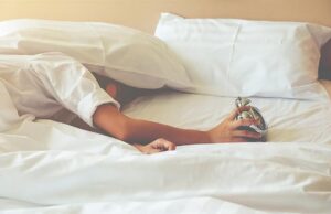 Γιατί ξυπνάμε πιο κουρασμένοι απ’ ό,τι κοιμηθήκαμε – Tο λάθος που κάνουμε όλοι στο σπίτι