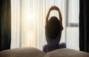 Τι ώρα πρέπει τελικά να ξυπνάμε το πρωί;