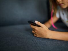 Bρετανία: Κορυφαία ιατρικά ιδρύματα κηρύσσουν κατάσταση έκτακτης ανάγκης στη δημόσια υγεία για τη χρήση κινητών από παιδιά