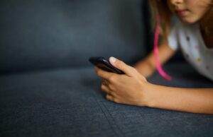 Bρετανία: Κορυφαία ιατρικά ιδρύματα κηρύσσουν κατάσταση έκτακτης ανάγκης στη δημόσια υγεία για τη χρήση κινητών από παιδιά