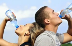 Πόσο νερό να πίνουμε κάθε μέρα, ανάλογα με την ηλικία μας