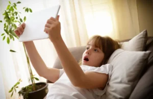 Τα παιδιά εκτίθενται σε επιβλαβές περιεχόμενο που ο εγκέφαλός τους δεν είναι έτοιμος να διαχειριστεί